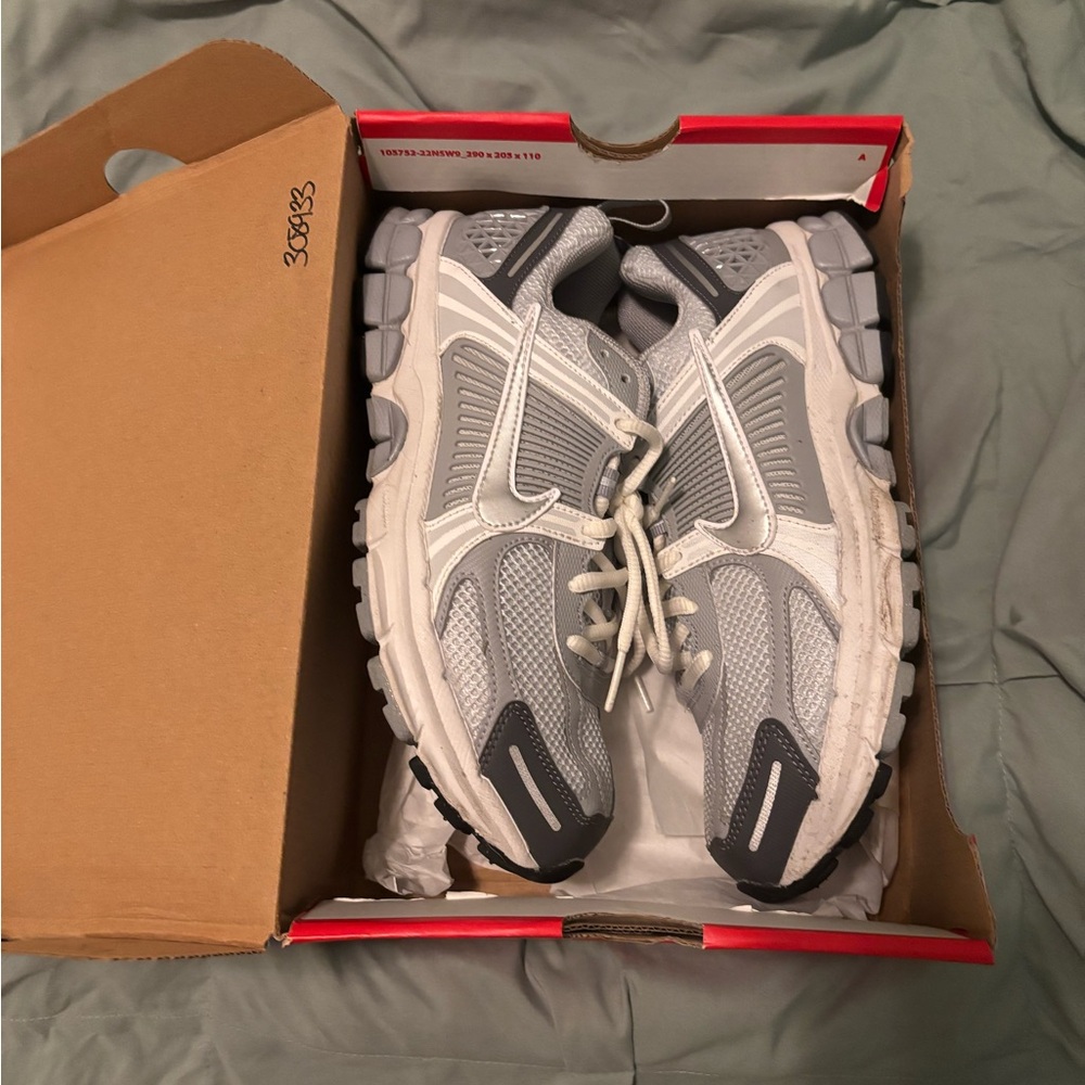 Vomero 5 (GS) Pure Platinum/Metallic Silver